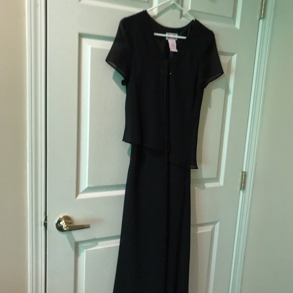 2 dresses - Picture 2 of 3